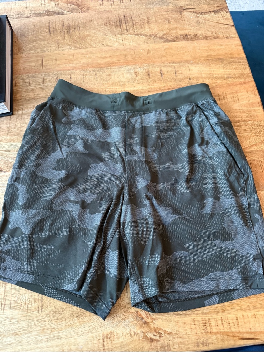 lululemon athletica Mens Camo Performance Shorts - Olive/Gray - L